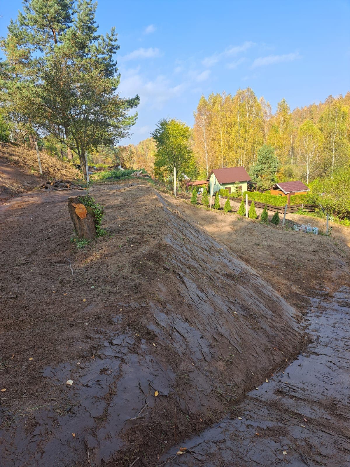 Wyrównany teren działki po niwelacji przy domu