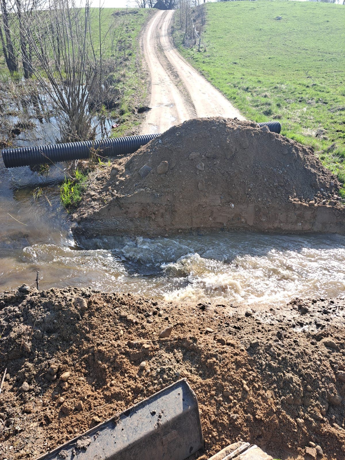 Przepust z rurą i prace melioracyjne przy drodze gruntowej