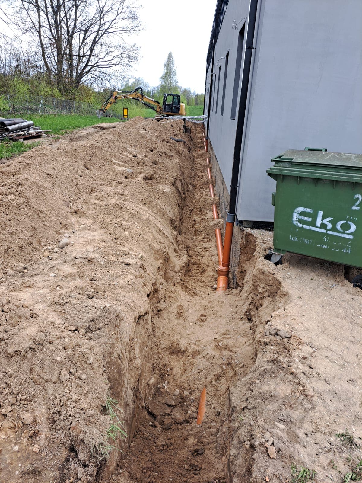 Wykop liniowy pod przyłącze kanalizacyjne wzdłuż budynku